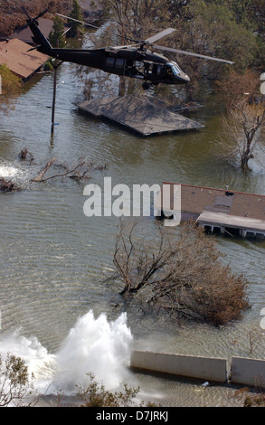 Luftaufnahme von einem Blackhawk Hubschrauber Fallenlassen Sandsäcke in einem Deich Bresche zu stoppen, die Überschwemmungen durch den Hurrikan Katrina 8. September 2005 in New Orleans, Louisiana Stockfoto