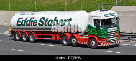 Benzintanker Knickgelenkwagen und lkw-Transportfahrzeug Scania LKW, betrieben von Spediteur Eddie Stobart, der auf der M25 London Orbital Highway Road UK fährt Stockfoto