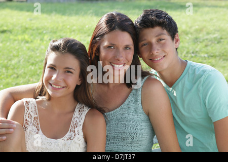 Porträt der Mutter mit Tochter (12-13) und Sohn (14-15) Stockfoto