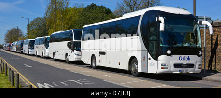 Ausländische Reisebusse parken auf Blackheath außerhalb Greenwich Park Stockfoto