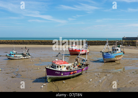 Folkestone Hafen bei Ebbe mit Schiffen im Hafen Stockfoto