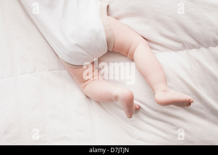 Geringen Teil Baby Boy (18-23 Monate) liegen auf Vorderseite Stockfoto