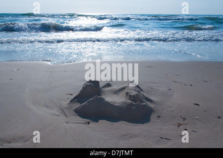 Die gestrige Sandburg auf glitzernde sandigen Strand. Cabo Roig-La Zenia, Orihuela, Costa Blanca, Spanien. Stockfoto