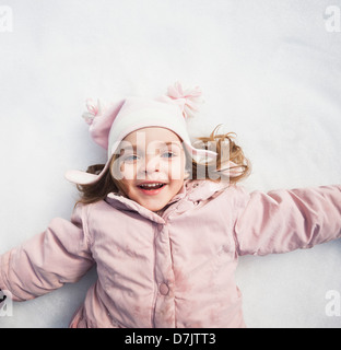 Direkt über dem Porträt eines Mädchens (2-3) auf Schnee liegen Stockfoto