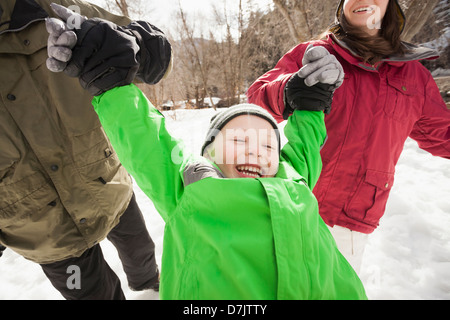 USA, Utah, Highland, Boy (4-5) mit den Eltern beim Spaziergang Stockfoto