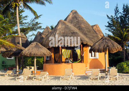 Mahekal Beach Resort, Cabana-Stil Unterkunft am Strand in Playa del Carmen, Mexiko Stockfoto