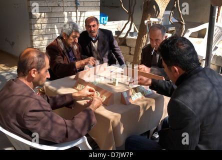 Türkische Männer spielen die Fliese Spiel der Ordnung, in einer Seitenstraße Café, Belek, Antalya, Türkei Stockfoto