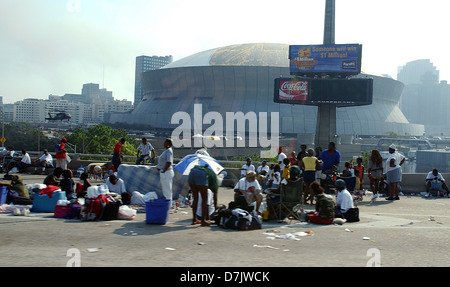 Bewohner stehen außerhalb der beschädigte Superdome verwendet als Unterschlupf in der Nachmahd des Hurrikans Katrina 1. September 2005 in New Orleans, Louisiana Stockfoto