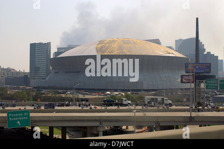 Bewohner stehen außerhalb der beschädigte Superdome verwendet als Unterschlupf in der Nachmahd des Hurrikans Katrina 2. September 2005 in New Orleans, Louisiana Stockfoto