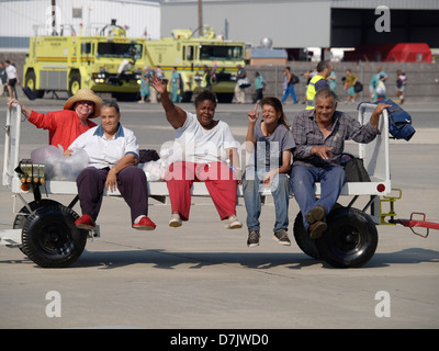 Überlebenden evakuiert in New Orleans Airport in anderen Staaten in der Nachmahd des Hurrikans Katrina 2. September 2005 in New Orleans, La. Stockfoto