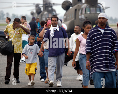 Überlebenden evakuiert in New Orleans Airport in anderen Staaten in der Nachmahd des Hurrikans Katrina 1. September 2005 in New Orleans, La. Stockfoto