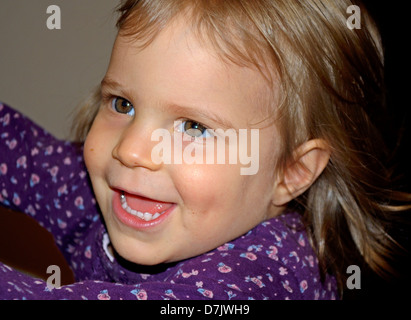 2 Jahre altes kleines Mädchen Portrait, Lächeln Stockfoto