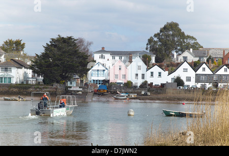 Passagiere auf der Topsham Fähre hinten an den Ufern des Flusses Exe mit dem Dorf Topshom, Devon, England. Stockfoto