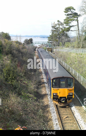 First Great Western Zug auf der Exeter Exmouth Eisenbahn mit dem Fluß Exe hinter Stockfoto