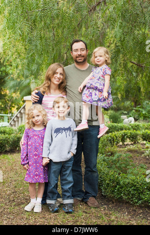 USA, California, San Juan Capistrano, glückliche Familie mit drei Kindern (2-3, 4-5, 6-7) Stockfoto