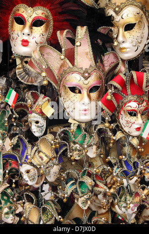 Reihen von venezianischen Karnevalsmasken Stockfoto