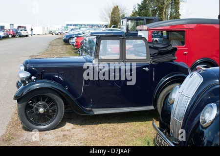 Vintage Austins auf der Frühjahrstagung des VSCC Startereignis bei Silverstone, Northamptonshire, England, UK. Stockfoto