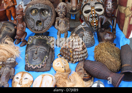 Traditionelle afrikanische Masken in einem Marktstand verkauft Stockfoto