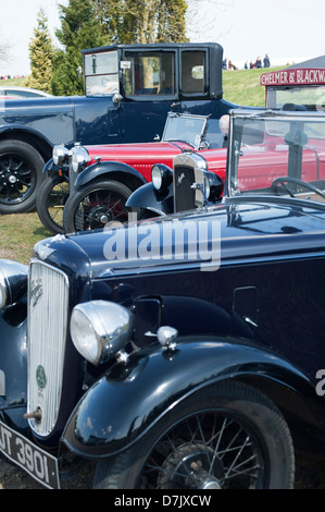 Vintage Austins auf der Frühjahrstagung des VSCC Startereignis bei Silverstone, Northamptonshire, England, UK. Stockfoto