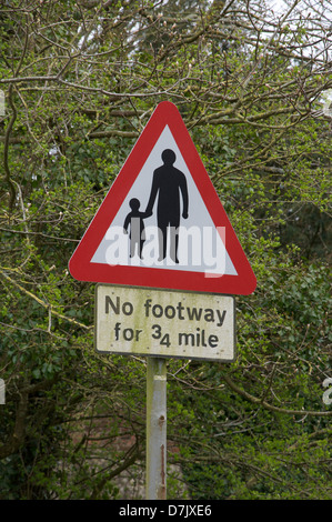 Eine britische Verkehrszeichen warnen, dass Sie die Straße "Kein Fußweg", ist eine moderne Grafik-Design-Klassiker von Jock Kinneir und Margaret Calvert. England, UK. Stockfoto