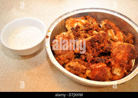 Knackig und würzige herausnehmen Hähnchenflügel Stockfoto