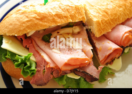 Nahaufnahme von einem fleischigen Deli Sandwich Stockfoto