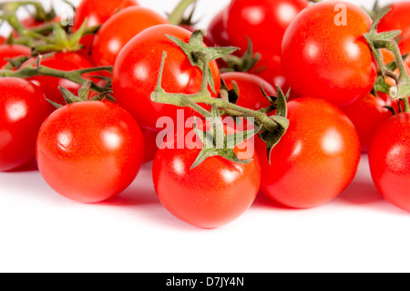 Reihe von Kirschtomaten isoliert auf weißem Hintergrund Stockfoto