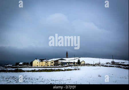 Hartshead Pike ist ein Hügel im Tameside in Greater Manchester, England.Hill ist ganz mit Schnee bedeckt. Stockfoto