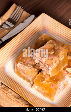 Selektiven Fokus auf die Gelatine Schweinefleisch. Schießen Sie in low-Key-Technik Stockfoto