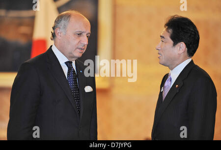 Tokio, Japan. 7. Mai 2013. Der französische Außenminister Laurent Fabius(L) spricht vor ihrem Treffen im Iikura Guest House in Tokio am 7. Mai 2013. (Foto: AFLO/Alamy Live-Nachrichten) Stockfoto