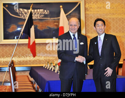 Tokio, Japan. 7. Mai 2013. Japans Außenminister Fumio Kishida und der französische Außenminister Laurent Fabius(L) schüttelt die Hand vor ihrem Treffen im Iikura Guest House in Tokio, Japan, am 7. Mai 2013. (Foto: AFLO/Alamy Live-Nachrichten) Stockfoto