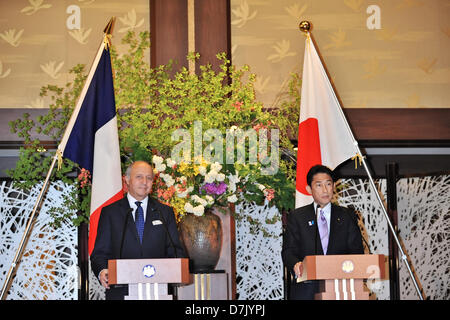 Tokio, Japan. 7. Mai 2013. Japans Außenminister Fumio Kishida(R) spricht während ihrer gemeinsamen Pressekonferenz im Iikura Guest House in Tokio, Japan, am 7. Mai 2013. (Foto: AFLO/Alamy Live-Nachrichten) Stockfoto