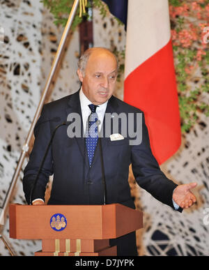 Tokio, Japan. 7. Mai 2013. Der französische Außenminister Laurent Fabius spricht während ihrer gemeinsamen Pressekonferenz im Iikura Guest House in Tokio am 7. Mai 2013. (Foto: AFLO/Alamy Live-Nachrichten) Stockfoto