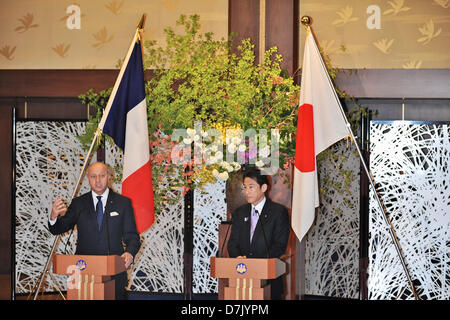 Tokio, Japan. 7. Mai 2013. Der französische Außenminister Laurent Fabius(L) spricht während ihrer gemeinsamen Pressekonferenz im Iikura Guest House in Tokio am 7. Mai 2013. (Foto: AFLO/Alamy Live-Nachrichten) Stockfoto