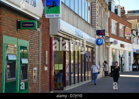 Reihe von Retail Banken, High Street, Staines-upon-Thames, Surrey, England, Vereinigtes Königreich Stockfoto