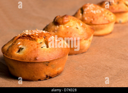 Selektiven Fokus auf den vorderen Fleisch Muffin. Schießen Sie in low-Key-Technik Stockfoto