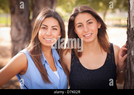 Zwei wunderschöne Mischlinge Twin Sisters Portrait im Freien. Stockfoto