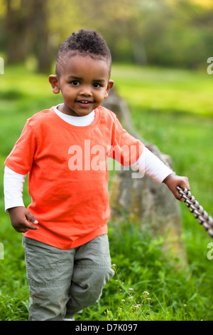 Outdoor-Porträt eines niedlichen kleinen schwarzen Jungen spielen im freien - Afrikaner Stockfoto