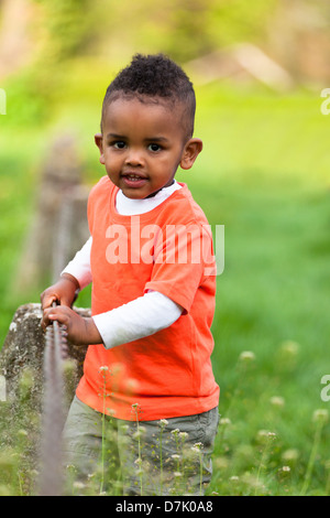 Outdoor-Porträt eines niedlichen kleinen schwarzen Jungen spielen im freien - Afrikaner Stockfoto