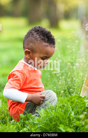 Outdoor-Porträt eines niedlichen kleinen schwarzen Jungen spielen im freien - Afrikaner Stockfoto