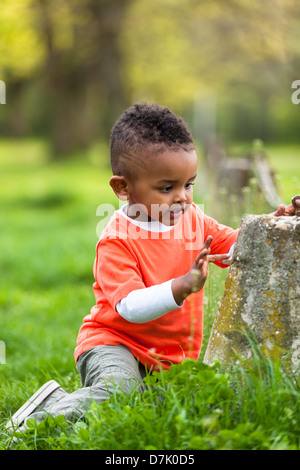 Outdoor-Porträt eines niedlichen kleinen schwarzen Jungen spielen im freien - Afrikaner Stockfoto