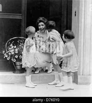 Mrs Coolidge bekommt einen Korb mit Blumen und einen Kuss, May Day Feier, 1927 Stockfoto