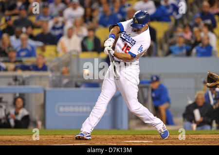 Los Angeles, Kalifornien, USA. 8. Mai 2013. Los Angeles Dodgers Recht Fielder Andre Ethier (16) Singles Feld rechts im 4. Inning während der Major League Baseball Spiel zwischen den Los Angeles Dodgers und die Arizona Diamondbacks im Dodger Stadium in Los Angeles, CA. David Hood/CSM/Alamy Live News Stockfoto