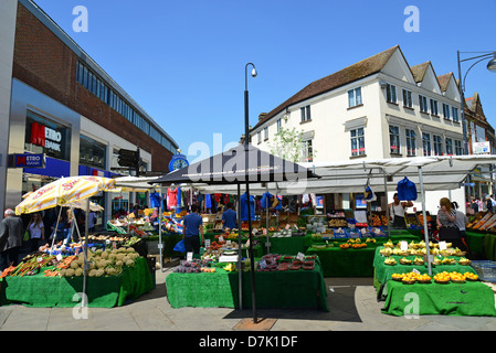 Essensstände in High Wycombe Markt, weißer Hart-Straße, High Wycombe, Buckinghamshire, England, Vereinigtes Königreich Stockfoto