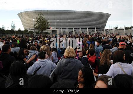 Cape Town, Südafrika. 7. Mai 2013. Fans außerhalb der Kapstadt-Stadion am 8. Mai 2013, in Kapstadt, Südafrika. Auf seiner "Believe"-Tour wird Justin Bieber in Kapstadt auf 8. Mai 2013 durchgeführt und in Johannesburg am 12. Mai 2013. (Foto von Gallo Images / Foto24 / Michael Hammond/Alamy Live News Stockfoto