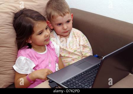 Bruder und Schwester, die gerade einer Geschichte über einen Computer. Stockfoto