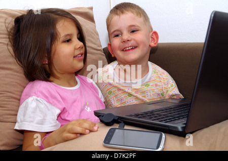 Bruder und Schwester, die gerade einer Geschichte über einen Computer. Stockfoto