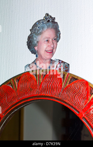 Foto von Königin Elizabeth II eingekeilt hinter einem Spiegel Stockfoto