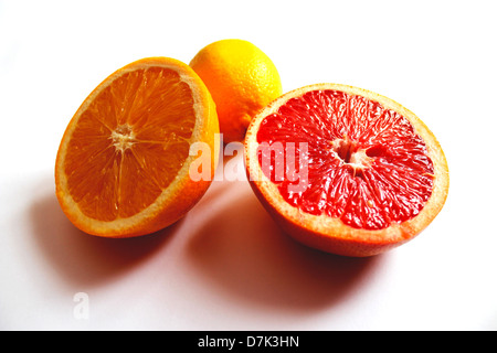 Bild von orange Grapefruit und Zitrone in zwei Hälften geteilt Stockfoto