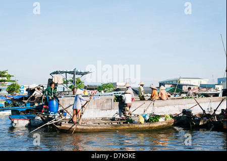 Can Tho, Vietnam - schwimmende Markt bei Can Tho im Mekong-Delta - Frauen tragen traditionelle konische Hüte Stockfoto